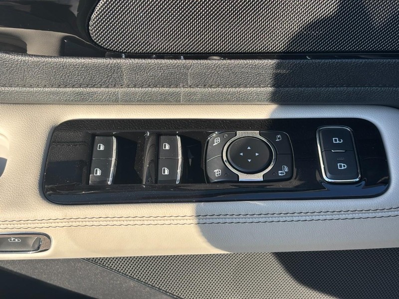 Lincoln Aviator Vehicle Full-screen Gallery Image 19