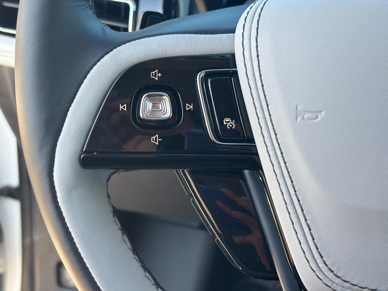 Lincoln Aviator Vehicle Full-screen Gallery Image 21