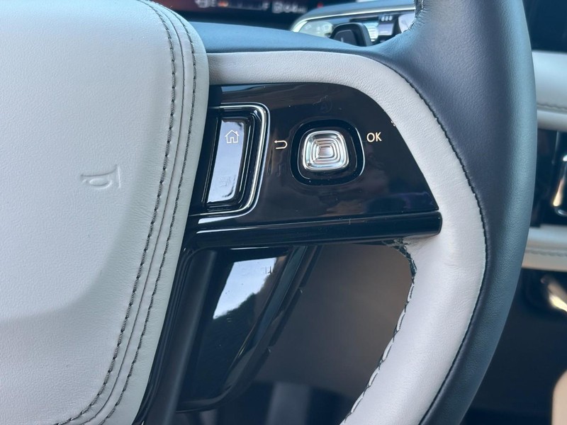 Lincoln Aviator Vehicle Full-screen Gallery Image 22