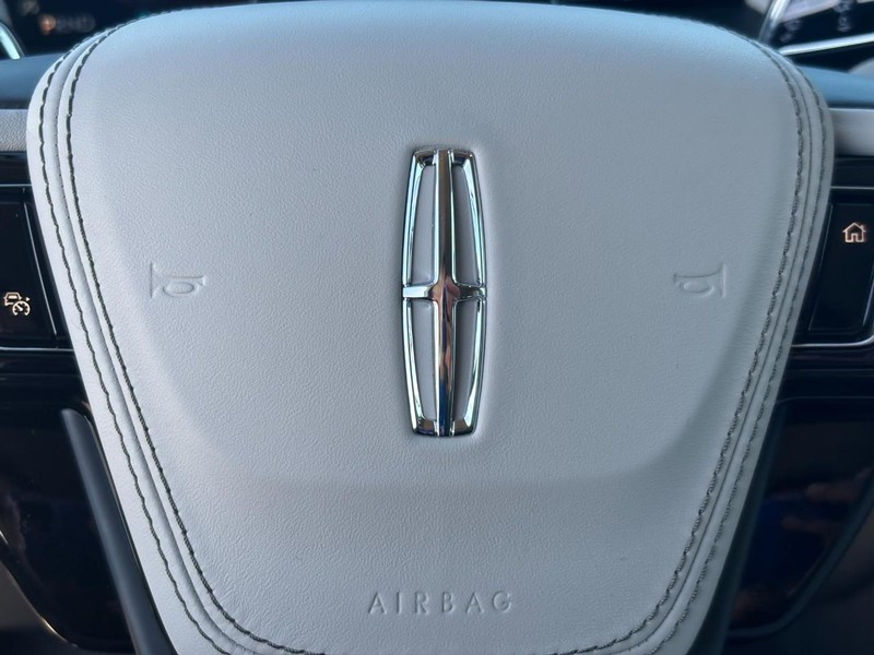 Lincoln Aviator Vehicle Full-screen Gallery Image 23