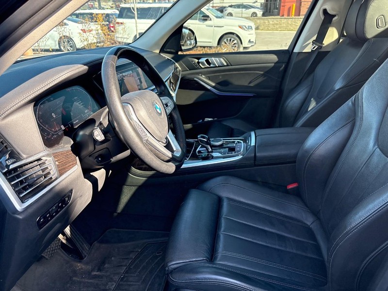 BMW X7 Vehicle Full-screen Gallery Image 04