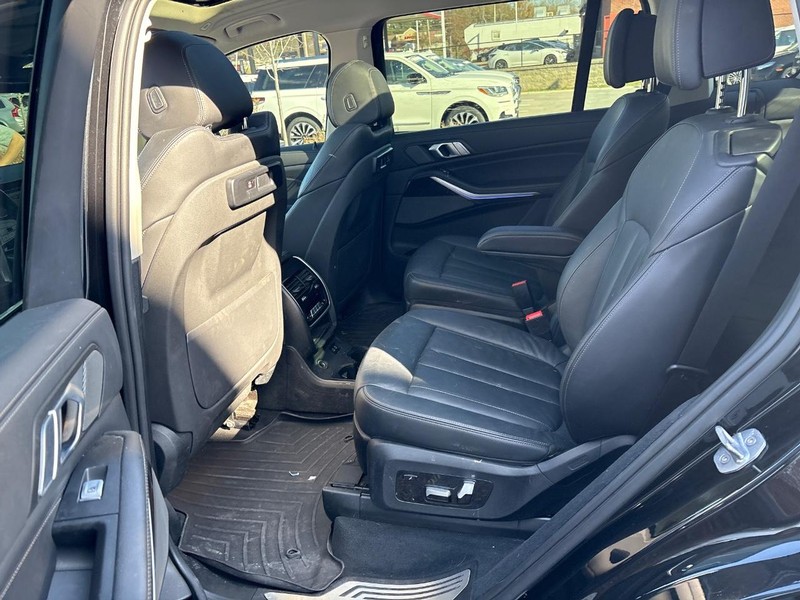 BMW X7 Vehicle Full-screen Gallery Image 05