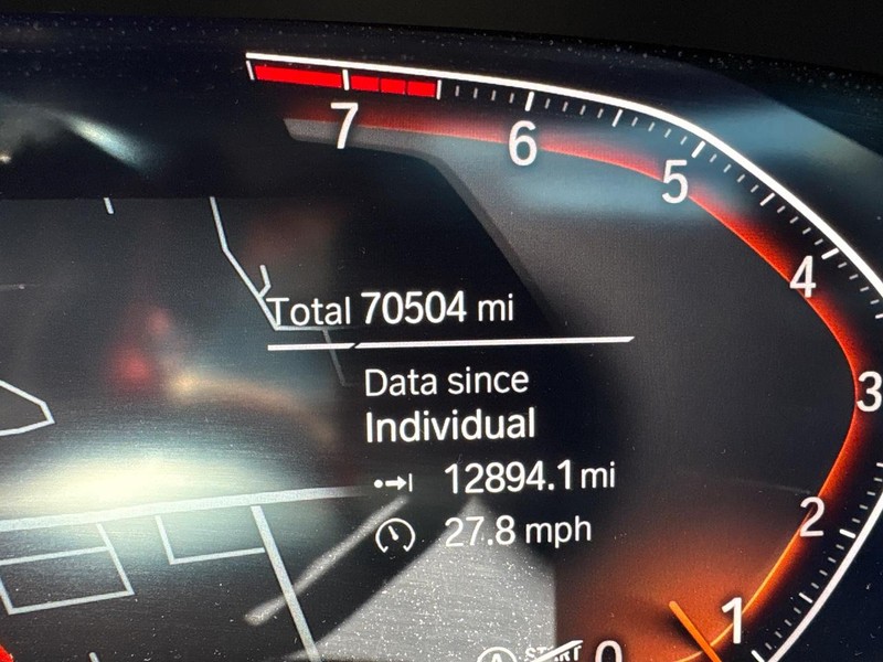 BMW X7 Vehicle Full-screen Gallery Image 06