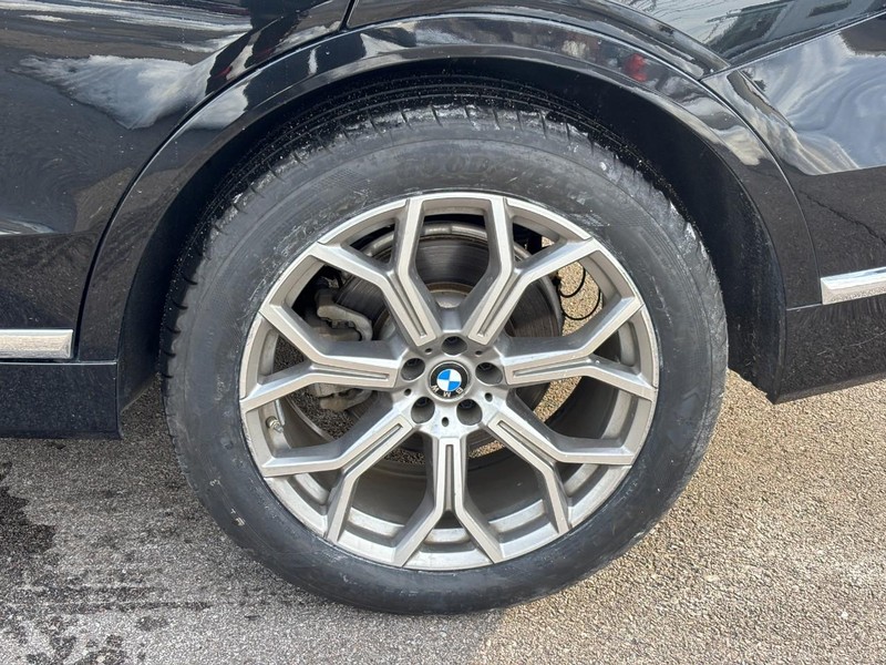 BMW X7 Vehicle Full-screen Gallery Image 10