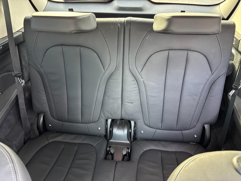 BMW X7 Vehicle Full-screen Gallery Image 11