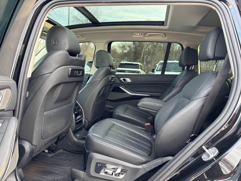 BMW X7 Vehicle Full-screen Gallery Image 12