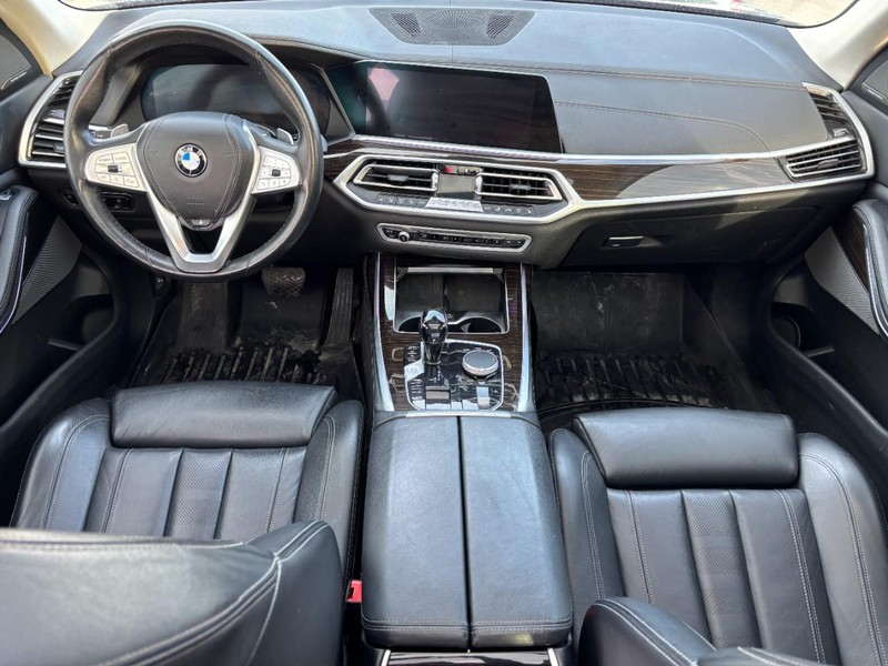 BMW X7 Vehicle Full-screen Gallery Image 13