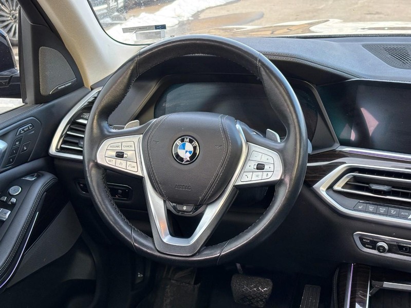 BMW X7 Vehicle Full-screen Gallery Image 14