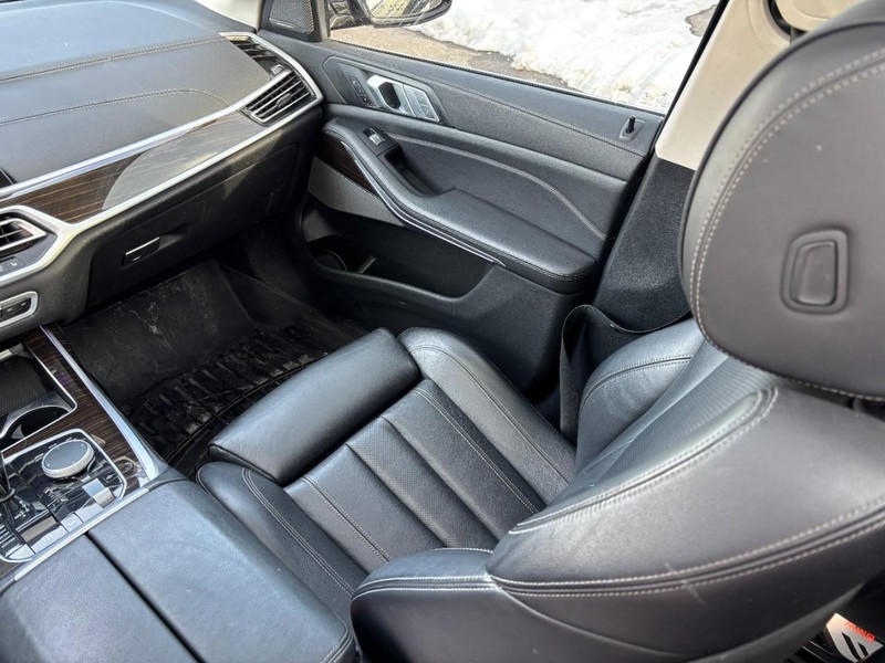 BMW X7 Vehicle Full-screen Gallery Image 16