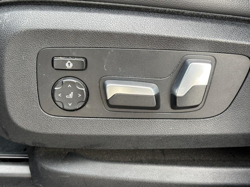 BMW X7 Vehicle Full-screen Gallery Image 17