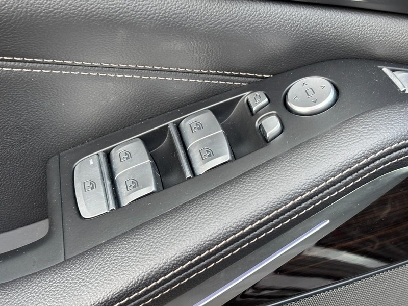 BMW X7 Vehicle Full-screen Gallery Image 18