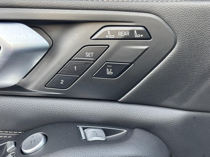 BMW X7 Vehicle Full-screen Gallery Image 19