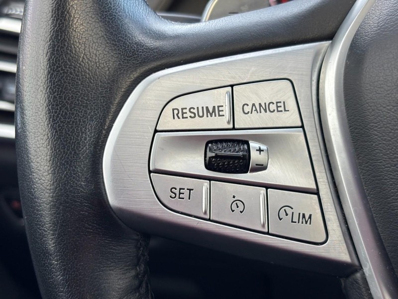 BMW X7 Vehicle Full-screen Gallery Image 20