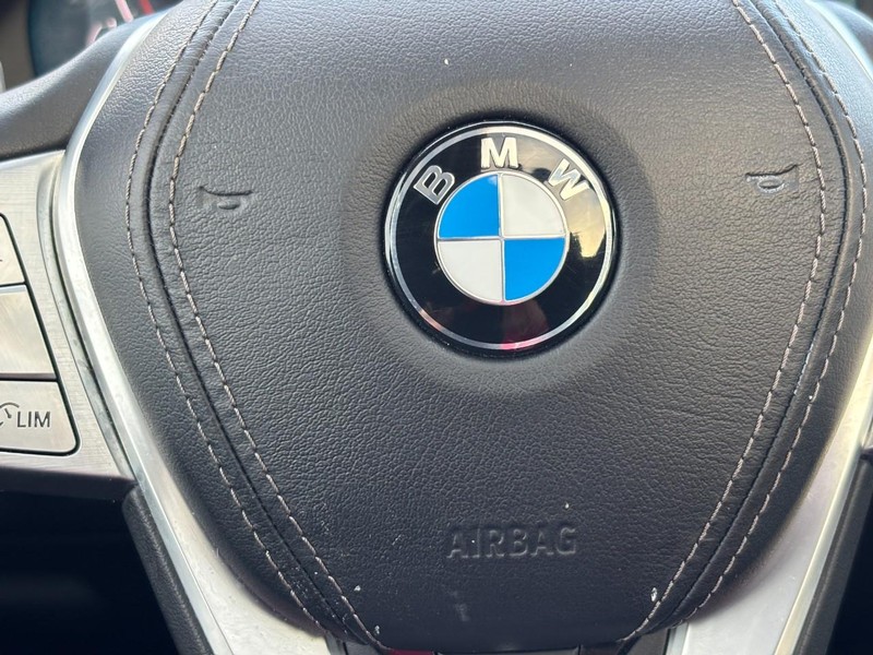 BMW X7 Vehicle Full-screen Gallery Image 21