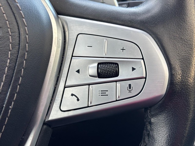 BMW X7 Vehicle Full-screen Gallery Image 22