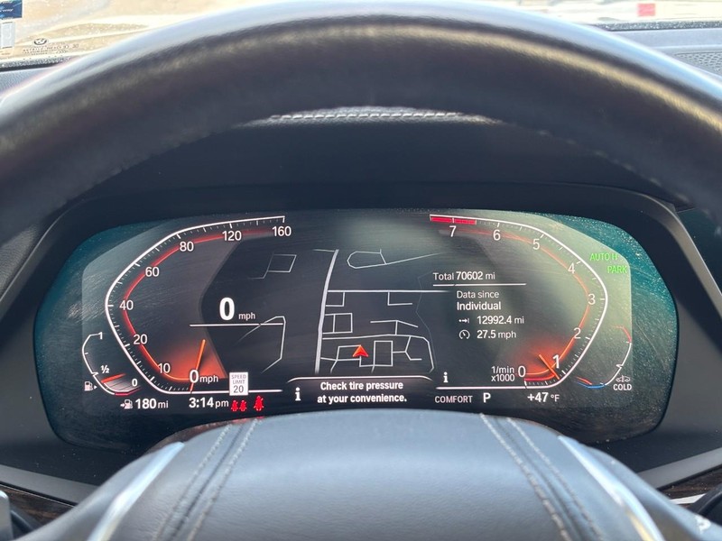 BMW X7 Vehicle Full-screen Gallery Image 23