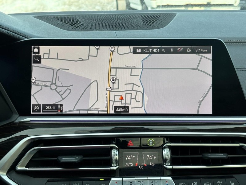 BMW X7 Vehicle Full-screen Gallery Image 24