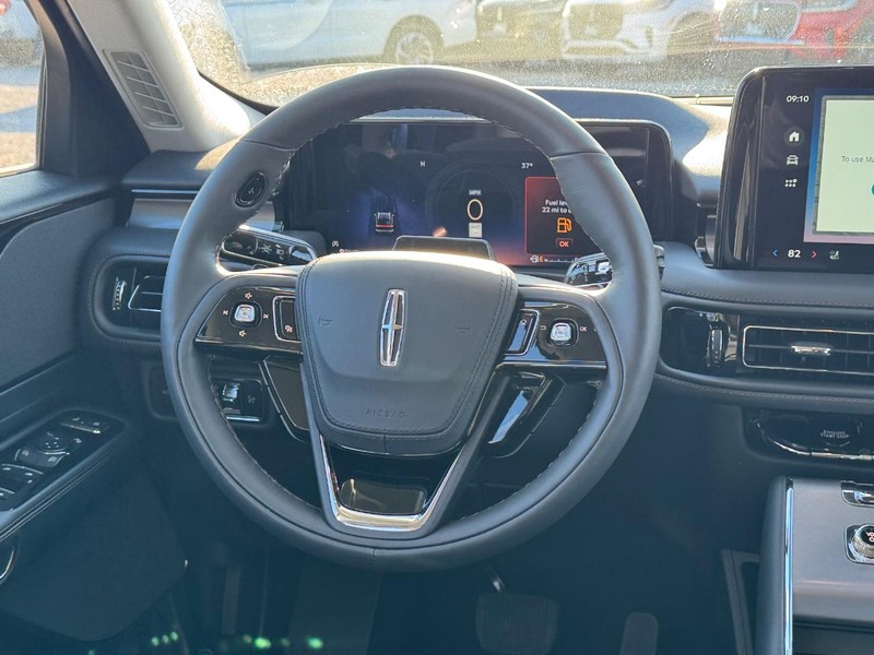 Lincoln Aviator Vehicle Full-screen Gallery Image 15