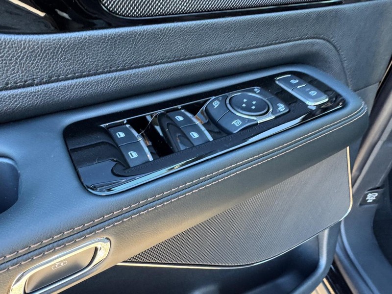 Lincoln Aviator Vehicle Full-screen Gallery Image 19