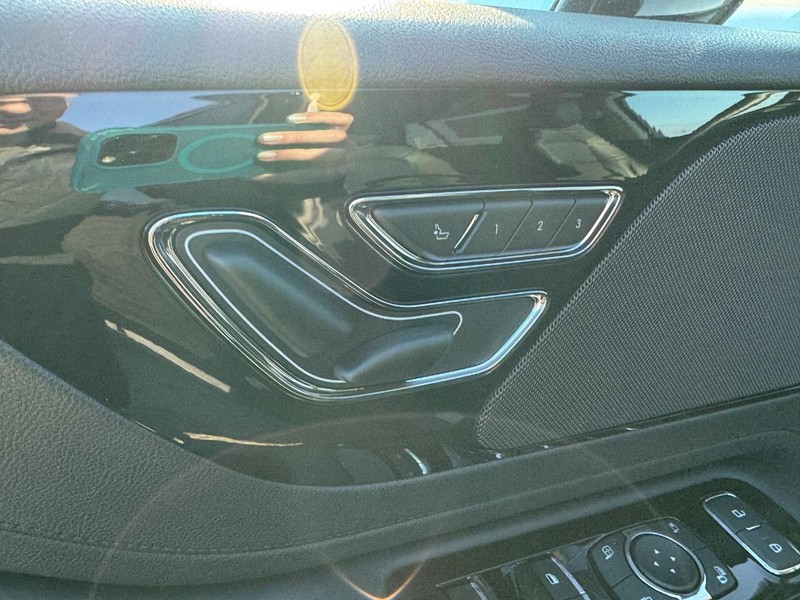 Lincoln Aviator Vehicle Full-screen Gallery Image 20