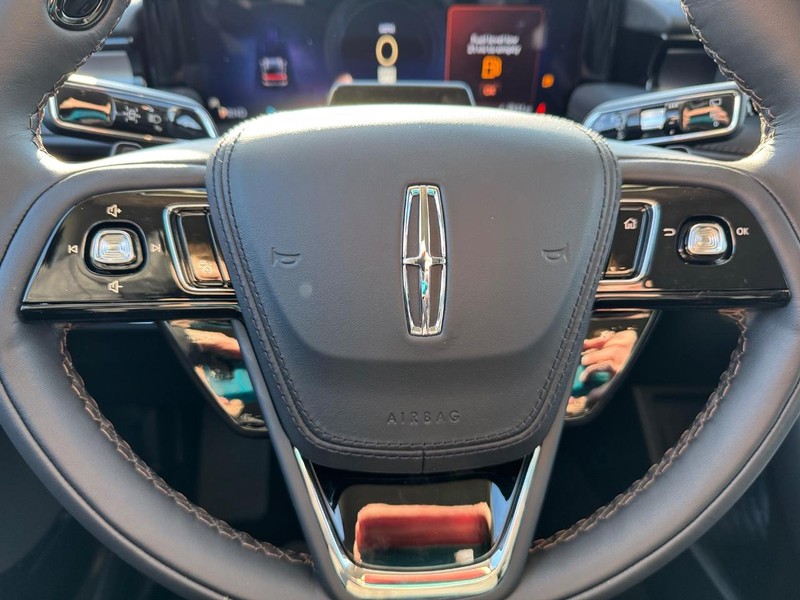 Lincoln Aviator Vehicle Full-screen Gallery Image 21