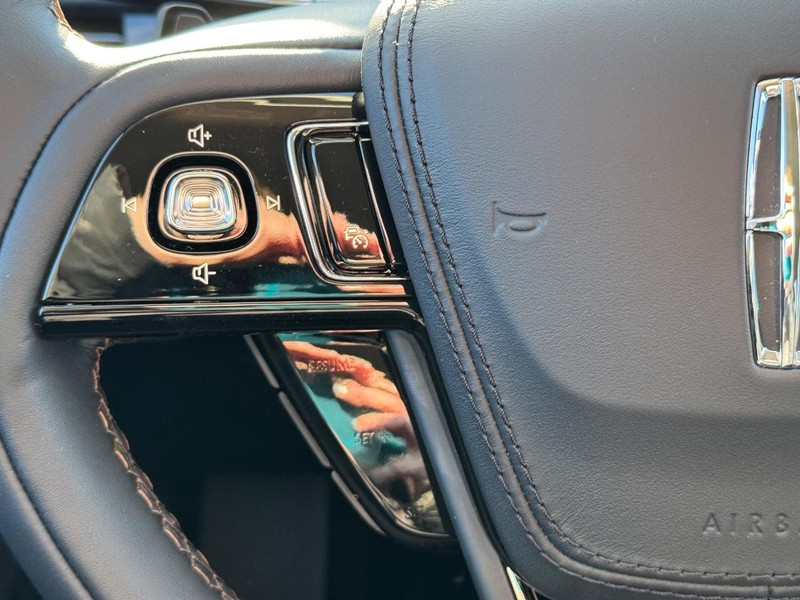 Lincoln Aviator Vehicle Full-screen Gallery Image 22