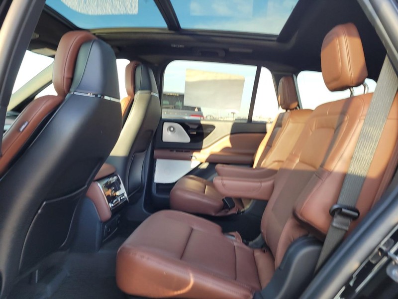Lincoln Aviator Vehicle Full-screen Gallery Image 11