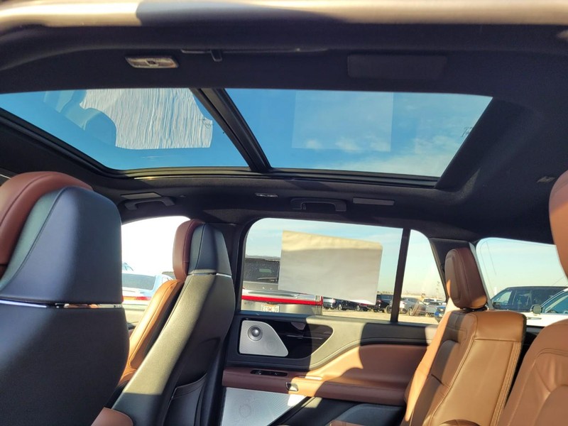 Lincoln Aviator Vehicle Full-screen Gallery Image 12