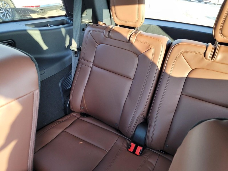 Lincoln Aviator Vehicle Full-screen Gallery Image 13