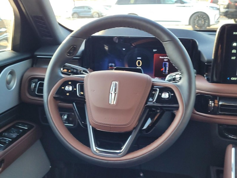 Lincoln Aviator Vehicle Full-screen Gallery Image 16