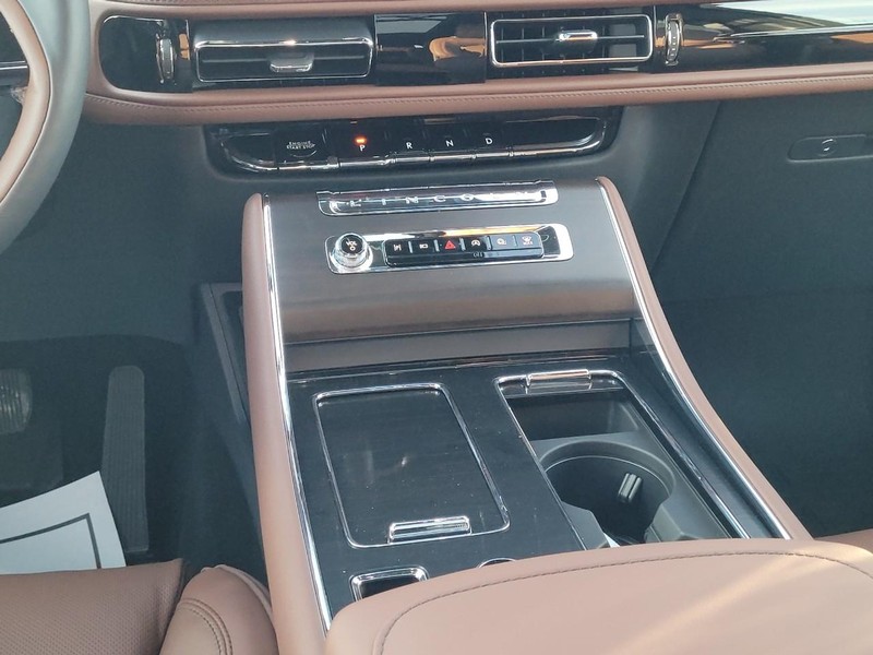 Lincoln Aviator Vehicle Full-screen Gallery Image 18