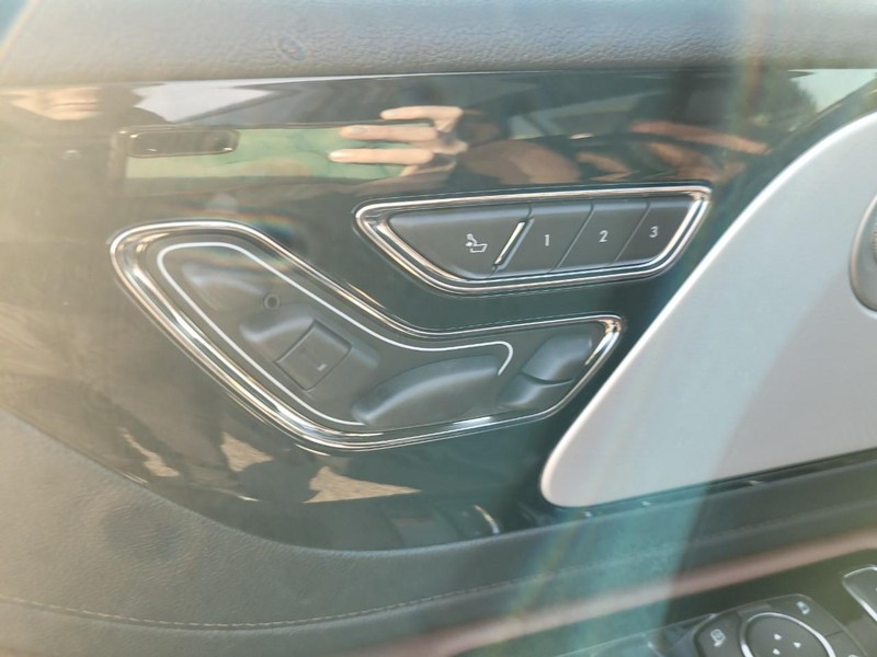 Lincoln Aviator Vehicle Full-screen Gallery Image 21