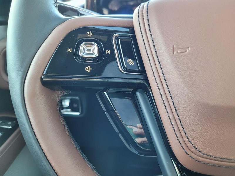 Lincoln Aviator Vehicle Full-screen Gallery Image 23