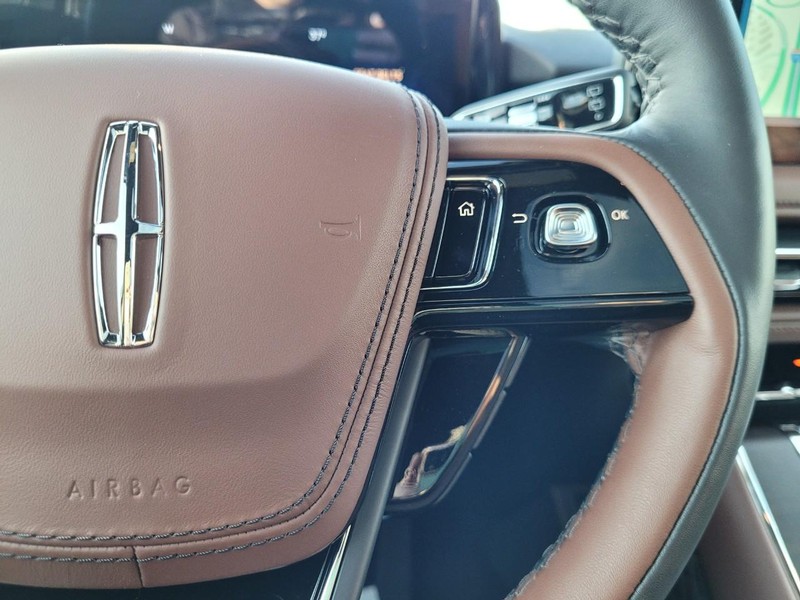 Lincoln Aviator Vehicle Full-screen Gallery Image 24