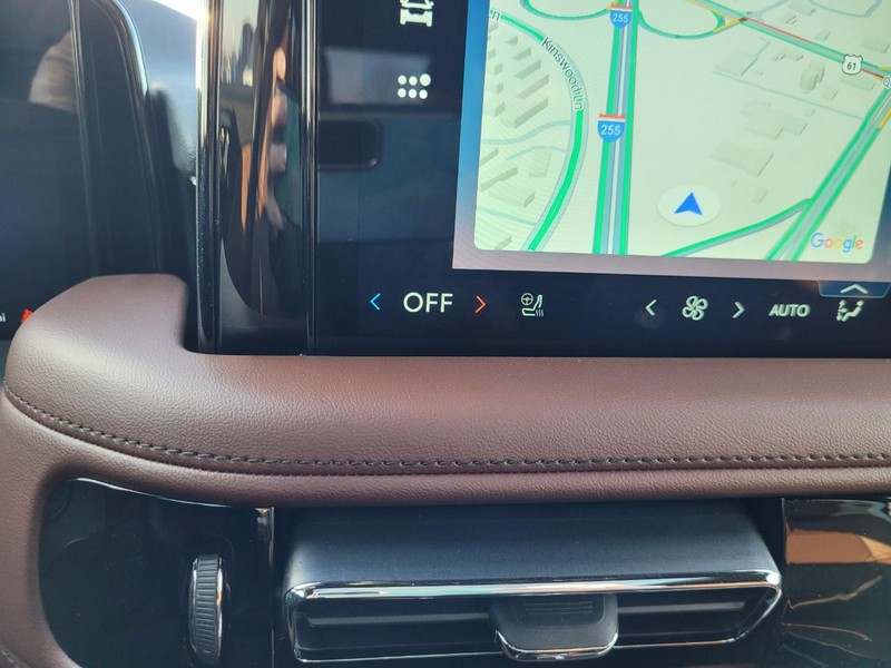 Lincoln Aviator Vehicle Full-screen Gallery Image 26