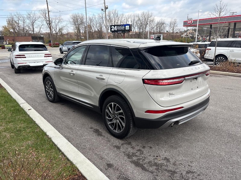Lincoln Corsair Vehicle Full-screen Gallery Image 02