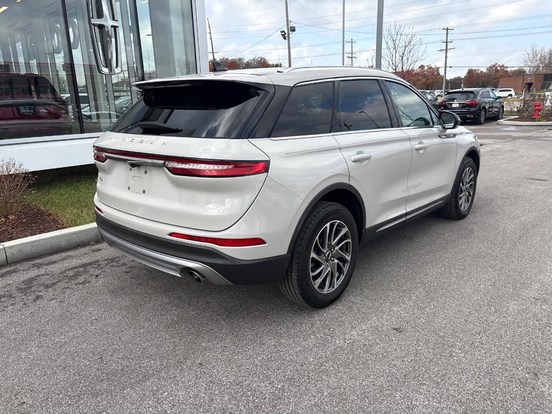 Lincoln Corsair Vehicle Full-screen Gallery Image 03