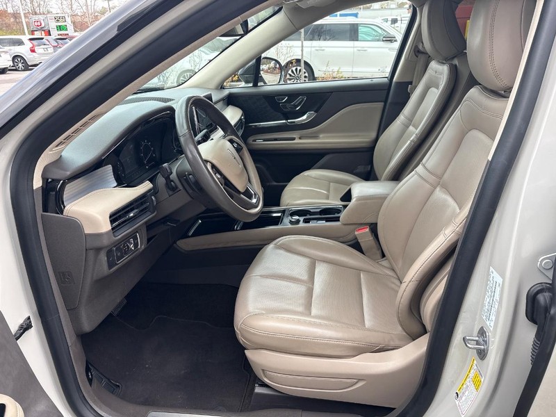 Lincoln Corsair Vehicle Full-screen Gallery Image 05