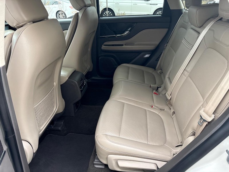 Lincoln Corsair Vehicle Full-screen Gallery Image 06