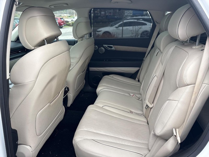 Genesis GV80 Vehicle Full-screen Gallery Image 06