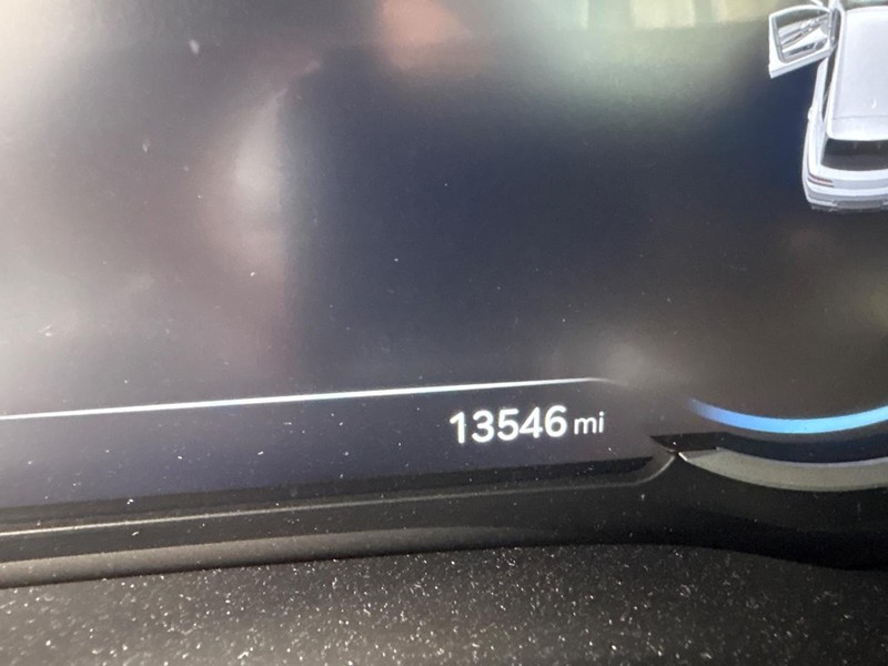 Genesis GV80 Vehicle Full-screen Gallery Image 07