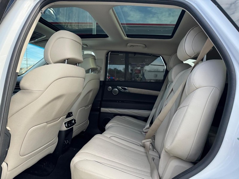 Genesis GV80 Vehicle Full-screen Gallery Image 11