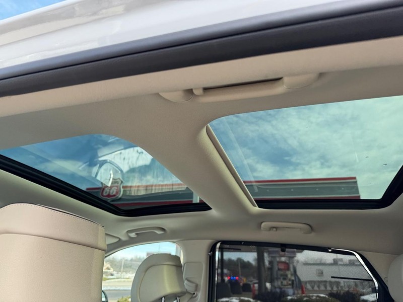 Genesis GV80 Vehicle Full-screen Gallery Image 12