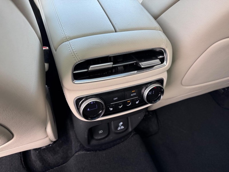 Genesis GV80 Vehicle Full-screen Gallery Image 14