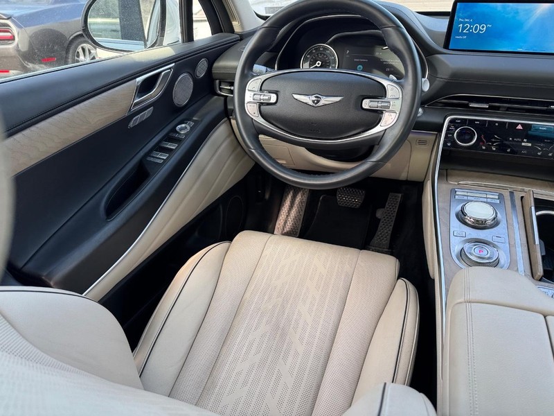 Genesis GV80 Vehicle Full-screen Gallery Image 15