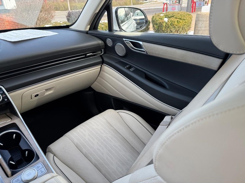 Genesis GV80 Vehicle Full-screen Gallery Image 17