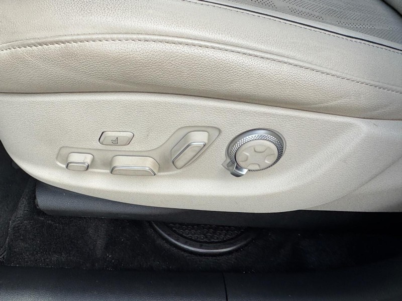 Genesis GV80 Vehicle Full-screen Gallery Image 18