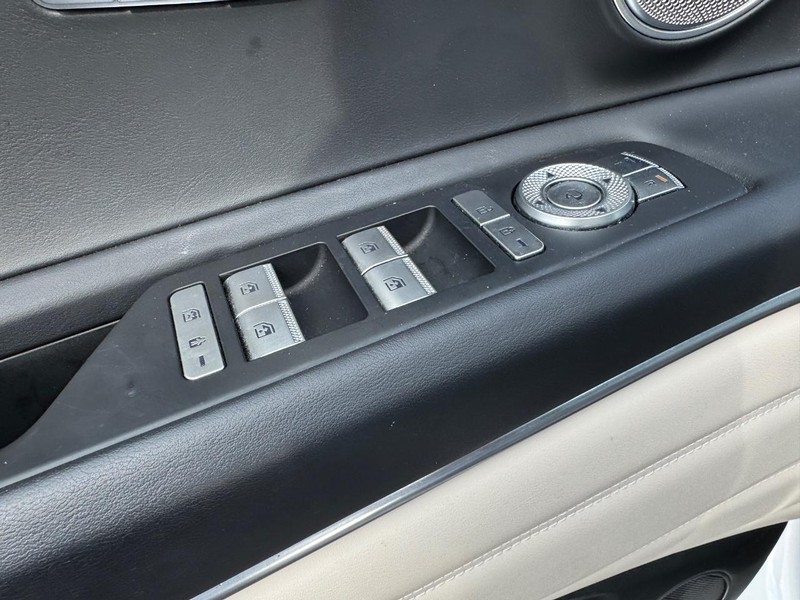 Genesis GV80 Vehicle Full-screen Gallery Image 19