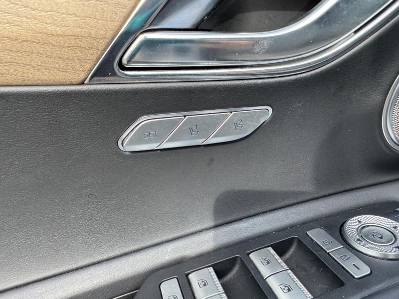 Genesis GV80 Vehicle Full-screen Gallery Image 20