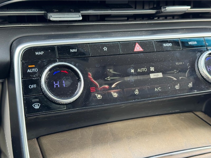 Genesis GV80 Vehicle Full-screen Gallery Image 24